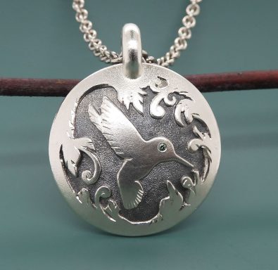 Handgearbeiteter Kolibri-Anhänger mit Reliefgravur und grünrm Brillant
