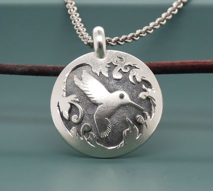 Silbercollier mit handgraviertem Kolibri-Anhänger und grünem Brillant